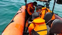 Evakuasi korban kedua insiden kapal dihantam ombak di perairan Pantai Sodong, Cilacap.(Foto: Liputan6.com/Basarnas)