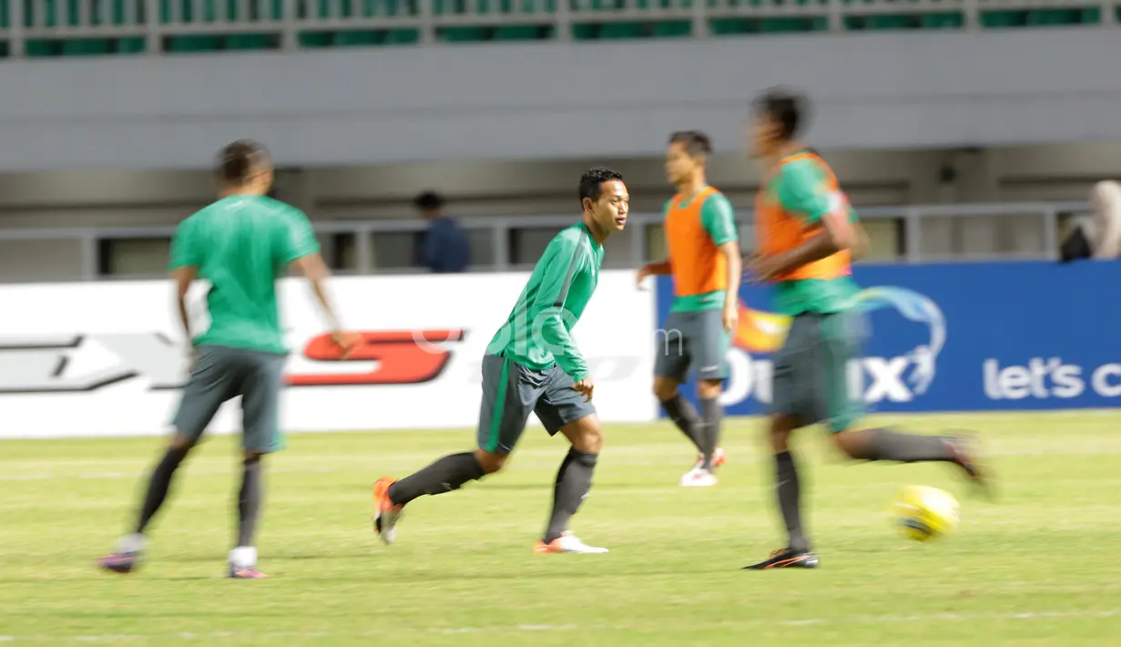 Muchlis Hadi Ning  tengah melakukan pemanasan saat sesi latihan sebelum melawan Vietnam pada laga semi-final AFFcup 2016 di Stadion Pakansari, Bogor, (02/12/2016).  (Bola.com/Nicklas Hanoatubun)