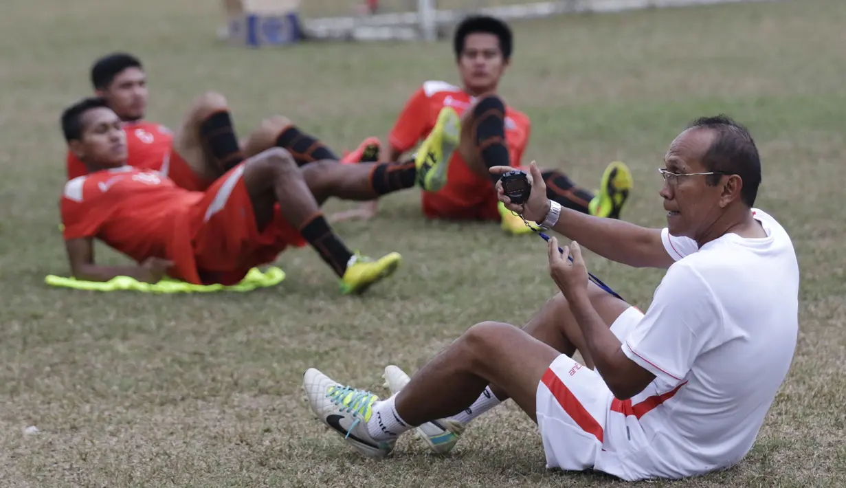 Bambang Nurdiansyah juga sempat menerima anugerah 22 legenda sepak bola Indonesia pada final Piala Indonesia 2007. (Bola.com/Vitalis Yogi Trisna)
