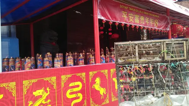 Pedagang burung pipit di depan klenteng Xian Ma Makassar (Liputan6.com/ Eka Hakim)