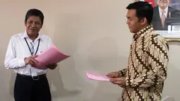 Deputi Bidang Usaha Industri Primer Kementerian BUMN Muhamad Zamkhani (kiri) dan Dirut PT Pindad (Persero), Silmy Karim saat acara penyerahan surat keputusan Menteri BUMN, Jakarta, Senin (22/12/2014).(Liputan6.com/Miftahul Hayat)