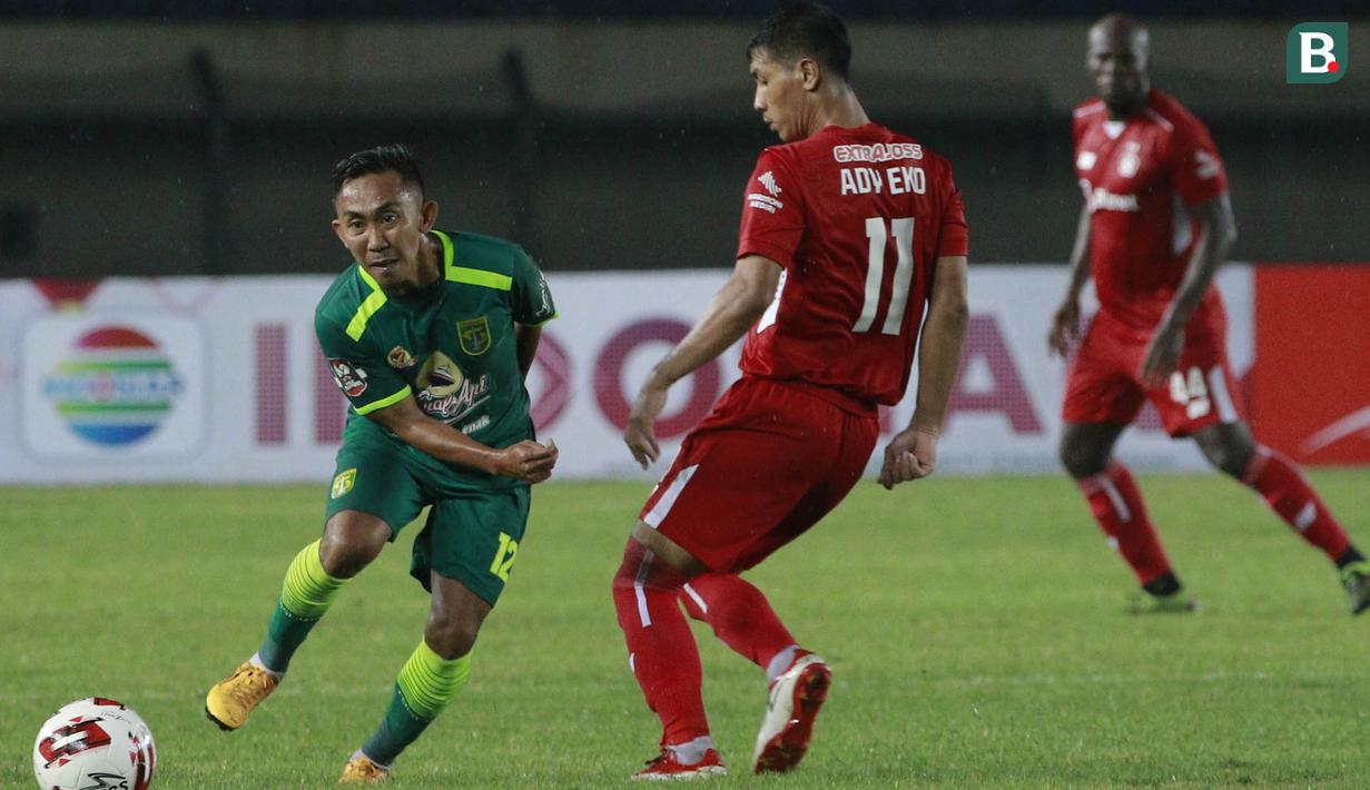 Gelandang Persebaya Surabaya, Rendi Irwan (kiri) berusaha melewati gelandang Persik Kediri, Ady Eko dalam laga Grup C Piala Menpora 2021 di Stadion Si Jalak Harupat, Bandung, Selasa (23/3/2021). Persebaya menang 2-1 atas Persik. (Bola.com/M Iqbal Ichsan)