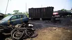 Petugas dari Dit Reskrimsus Polda Metro Jaya menggerebek pabrik oli palsu di kawasan Marunda, Jakarta, Selasa (19/8/14). (Liputan6.com/Faizal Fanani)