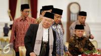 Ketua Umum MUI KH. Ma'ruf Amin dan sejumlah undangan lainnya sebelum melakukan pertemuan di Istana Merdeka, Jakarta, Selasa (1/11). Dalam pertemuan tersebut juga dihadiri Ketua Umum PBNU KH. Said Aqil Siraj. (Liputan6.com/Faizal Fanani)