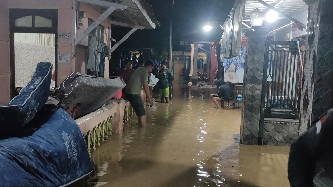 Cerita Warga Saat Banjir Bandang Rendam Ratusan Rumah di Cirebon