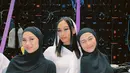 Ide outfit bukber pakai warna hitam dari duo Azizah Salsha dan Aaliyah Massaid. Keduanya tampil kompak mengenakan gamis dan hijab berwarna hitam polos. [Foto: Instagram/sarahtumiwa]