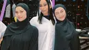 Ide outfit bukber pakai warna hitam dari duo Azizah Salsha dan Aaliyah Massaid. Keduanya tampil kompak mengenakan gamis dan hijab berwarna hitam polos. [Foto: Instagram/sarahtumiwa]