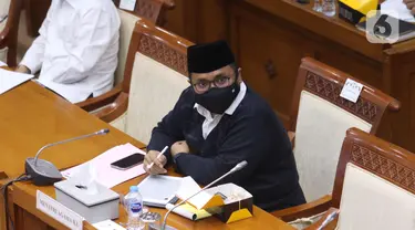 Menteri Agama Yaqut Cholil Qoumas saat mengikuti rapat kerja dengan Komisi VII DPR di Kompleks Parlemen, Senayan, Jakarta, Senin (15/3/2021). Rapat kerja tersebut membahas persiapan penyelenggaraan ibadah haji 1442 H/2021 M dan vaksinasi jemaah haji. (Liputan6.com/Angga Yuniar)