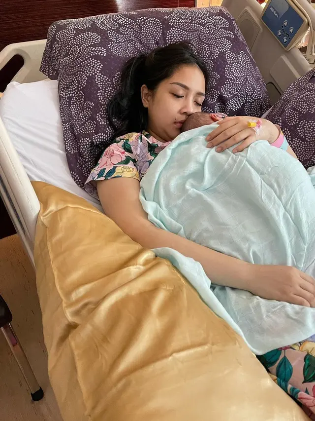 Nagita Slavina dan Baby R. (Foto: Instagram @raffinagita1717)