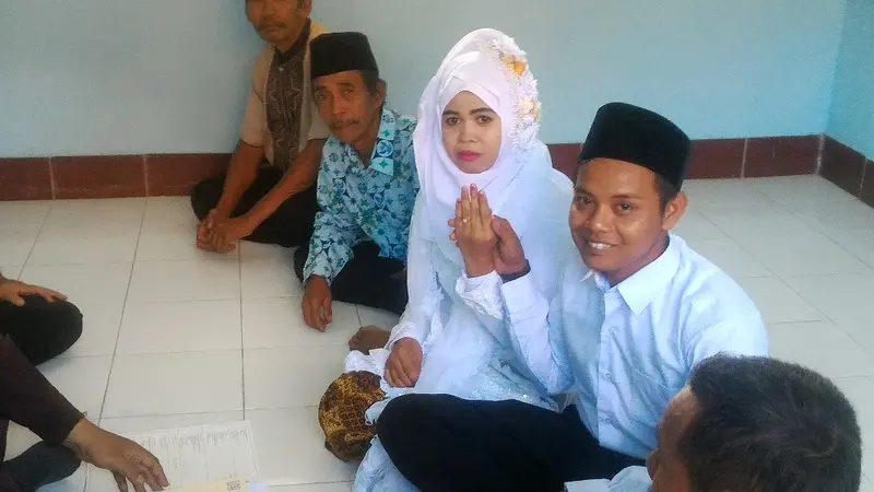 Senyum Bahagia Pengantin Lelaki Usai Batal Nikah di KUA Cilacap