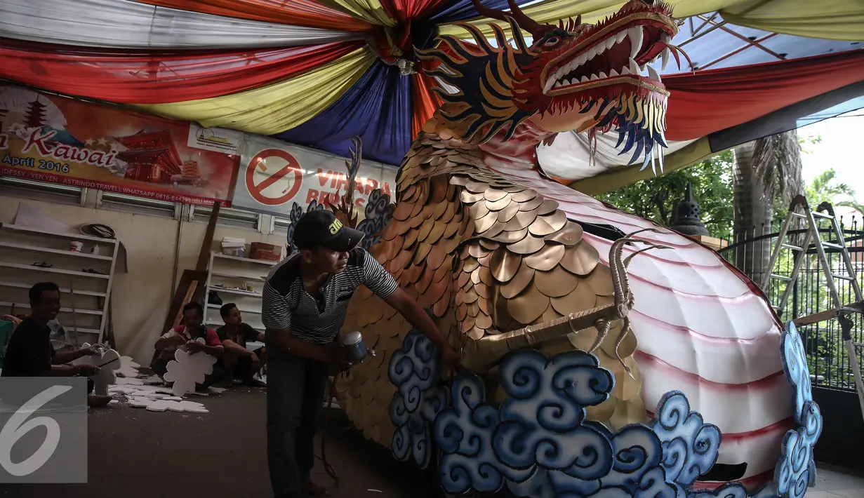 Pekerja saat menyelesaikan hiasan mobil Naga di Vihara Saddhapala, Jakarta, Jumat (22/4/2016). Persiapan tersebut dilakukan untuk Pindapata Gema Waisak 2560 BE pada tanggal 24 April di Kota Tua. (Liputan6.com/Faizal Fanani)