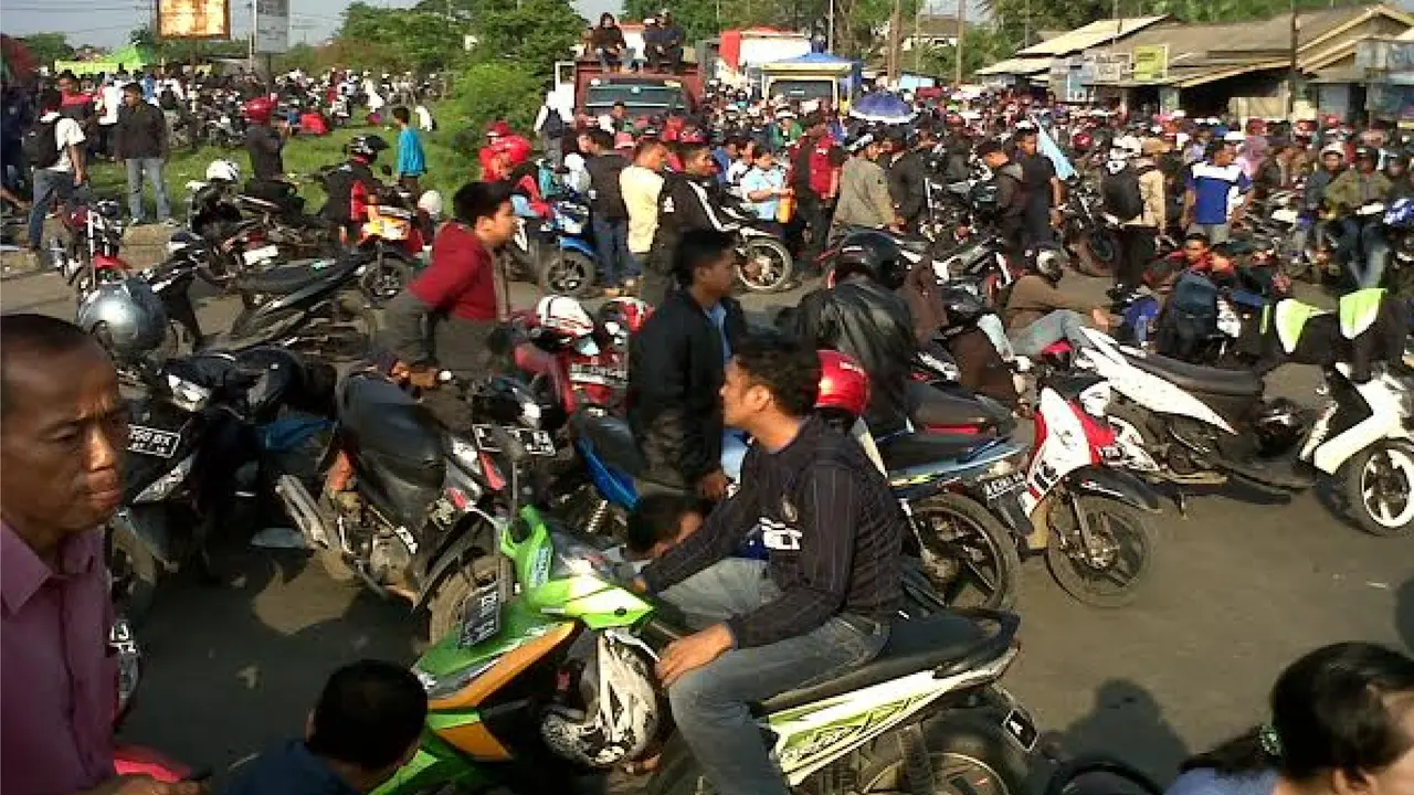 Demo buruh blokir Tol Ciujung, Serang, Banten. (Liputan6.com/Yandhi Deslatama)