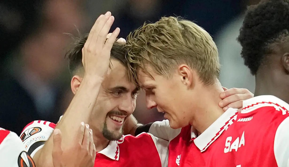 Pemain Arsenal Fabio Vieira (kiri) merayakan setelah mencetak gol ke gawang Bodo/Glimt pada pertandingan sepak bola Grup A Liga Europa di London, Inggris, 6 Oktober 2022. Arsenal berhasil menaklukkan Bodo/Glimt 3-0. (AP Photo/Kin Cheung)