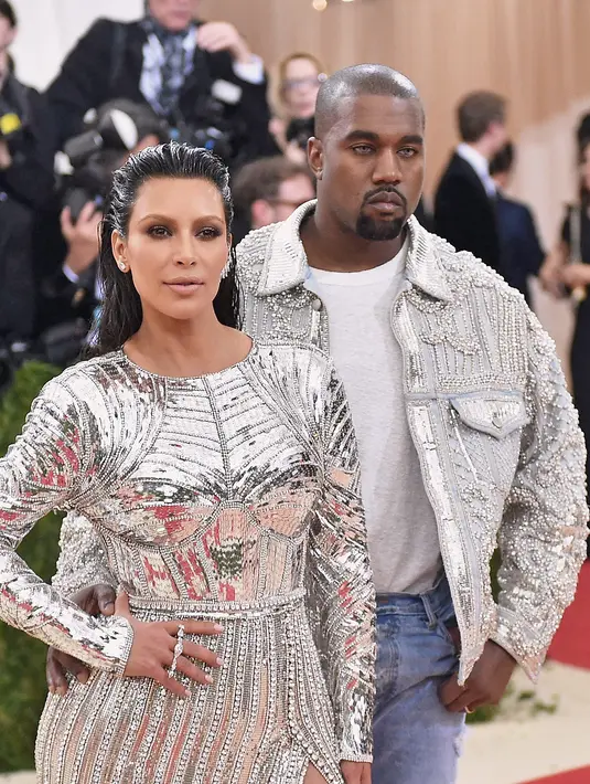 Tak hanya pakaian, gaun, sepatu bahkan tas mewah, Kim Kardashian juga begitu memperhatikan kualitas make upnya. (AFP/Bintang.com)