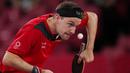 Petenis Jerman, Timo Boll, saat bertanding melawan atlet tenis meja Kazakhstan, Kirill Gerassimenko, pada pertandingan putaran ketiga di Olimpiade Tokyo 2020, Senin, (26/7/2021). (Foto: AP/Kin Cheung)