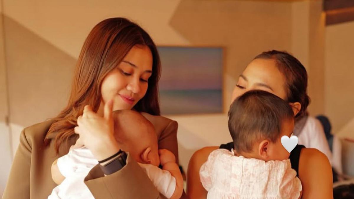 8 Outfit Ibu Muda Mahalini dan Aaliyah Massaid Tetap Stylish Meski Sedang Gendong Anak