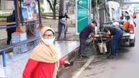 Petugas membersihkan fasilitas halte yang terletak di kawasan Tangerang, Senin (15/6/2020). Jelang penerapan tatanan kenormalan baru atau new normal, prasarana transportasi umum, seperti halte bus dipersiapkan agar bisa menjalankan protokol kesehatan dengan baik. (Liputan6.com/Angga Yuniar)