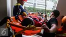 Petugas damkar mengevakuasi korban saat simulasi penanggulangan kebakaran di Senayan City, Jakarta, Kamis (2/6). Sebanyak 5 wilayah Dinas Penanggulangan Kebakaran dikerahkan dalam simulasi tersebut. (Liputan6.com/Fery Pradolo)