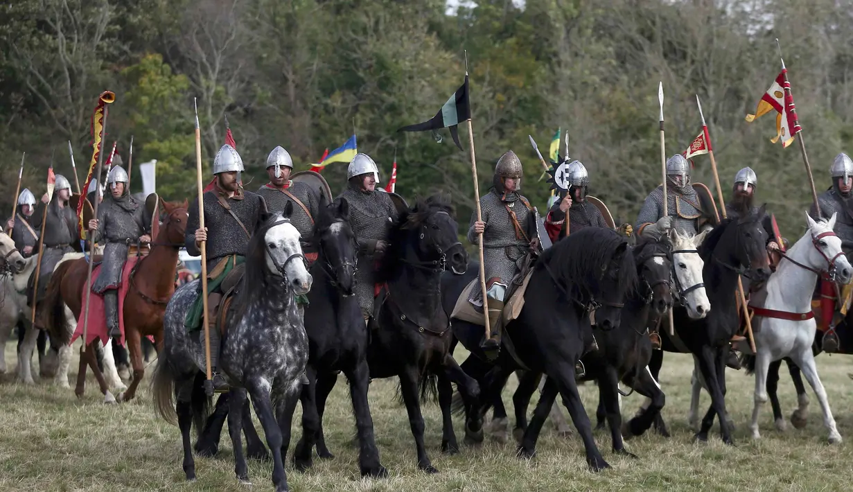 Sejumlah warga menaiki kuda saat ikut mereka ulang Pertempuran Hasting di Battle, Inggris, (15/10). (REUTERS/Neil Balai)