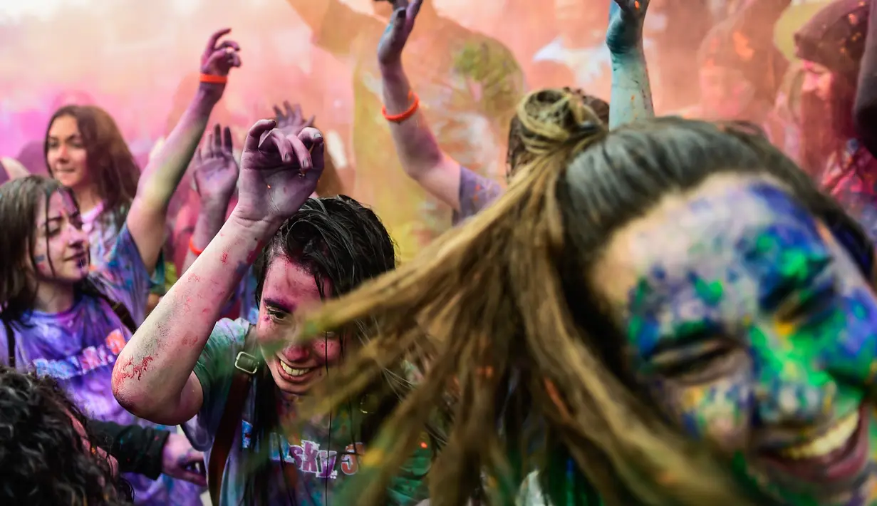 Sejumlah wanita menari saat mengambil bagian dalam Color Sky Festival di distrik Kadikoy, di Istanbul, Turki (6/5). Color Sky Festival merupakan acara amal tahunan yang diadakan di Istanbul. (AFP Photo/Yasin Akgul)
