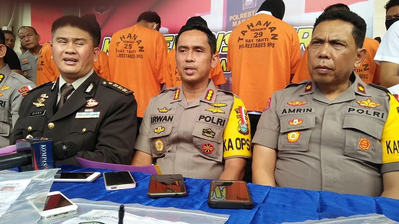 Polisi rilis para pelaku kasus perjokian tes CPNS lingkup Kemenkumham di Makassar (Liputan6.com/ Eka Hakim)