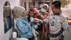 Penjabat (Pj) Gubernur Jakarta, Teguh Setyabudi (kanan) saat meninjau layanan pemeriksaan kesehatan gratis di salah satu Pusat Kesehatan Masyarakat (Puskesmas) di Jakarta, 9 Februari 2025. (YASUYOSHI CHIBA/AFP)