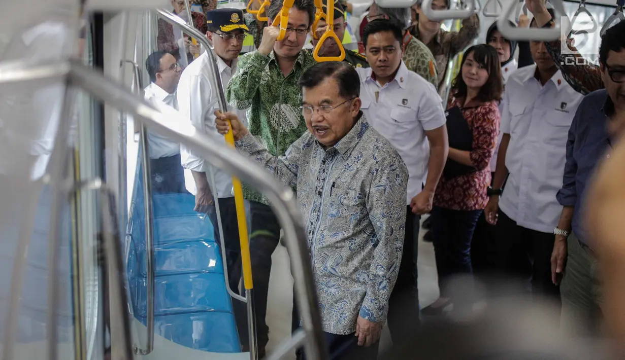 Wakil Presiden Jusuf Kalla menjajal MRT (Mass Rapid Transit) dari Stasiun Bundaran HI Jakarta, Rabu (20/2). Kalla menaiki rangkaian kereta dari Stasiun MRT Bundaran Hotel Indonesia (HI) menuju Stasiun MRT Lebak Bulus. (Liputan6.com/Faizal Fanani)