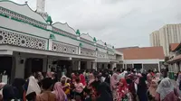 Masjid Jami Keramat Luar Batang Jakarta Utara banjir jemaah yang datang dari berbagai penjuru. (Liputan6.com/Muhamad Husni Tamami)