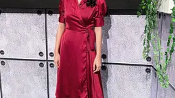 Memakai dress merah maroon, membuat penampilannya punya kesan percaya diri. Dengan makeup yang berkarakter kuat, wanita kelahiran 8 April 1987 ini tampil berkarisma. Gayanya semakin sempurna dengan pemakaian bando dan sepatu heels putih mutiara. (Liputan6.com/IG/@tyasmirasih)