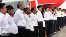 Ratusan karyawan BUMN dari berbagai instansi mengikuti upacara peringatan kemerdekaan Indonesia ke-71 di Terminal BMM, Manokwari, Papua Barat, Rabu (17/8). Upacara dipimpin Dirut PT Pertamina, Dwi Soetjipto. (Liputan6.com/Helmi Fithriansyah)