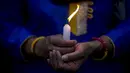 Seorang wanita menyalakan lilin untuk menghormati para korban gempa Nepal di Boudha Stupa, Kathmandu, Nepal, (7/5/2015). Gempa berkekuatan 7,8 yang meluluhlantakkan Nepal pada 25 April 2015 lalu. (REUTERS/Athit Perawongmetha)