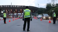 Petugas kepolisian saat melakukan pengecekan SIKM  terhadap kendaran yang akan memasuki  Jakarta di gerbang tol Cikupa, Rabu (27/5/2020). Masyarakat wajib menunjukan SIKM bila ingin kembali atau memasuki Jakarta, Hal tersebut bertujuan untuk menekan penyebaran Covid-19. (Liputan6.com/Angga Yuniar)