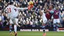 Gelandang Liverpool, Emre Can, beradu kaki dengan striker Aston Villa, Gabriel Agbonlahor, pada laga Liga Inggris di Stadion Villa Park, Inggris, Minggu (14/2/2016). Aston Villa takluk 0-6 dari Liverpool. (Reuters/Phil Noble)