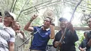 Cawapres nomor urut 02 Sandiaga Uno (tengah) bernyanyi saat Ngobrol Pintar (Ngopi) di Hutan Kota Sangga Buana, Jakarta, Rabu (7/11). Sandi curhat mengenai kondisi capres cawapres nomor urut 02 yang kalah unggul dalam survei. (Liputan6.com/Herman Zakharia)