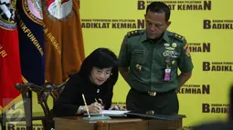 Direktur Jaringan dan Layanan PT. BNI (Persero) Tbk, Ibu Adi Sulistyowati (kiri) menandatangani MoU Diklat Kader Bela Negara, Jakarta, Rabu (7/10). Diklat ini mendidik pegawai BNI mempunyai nasionalisme seperti prajurit  TNI. (Liputan6.com/Faizal Fanani)
