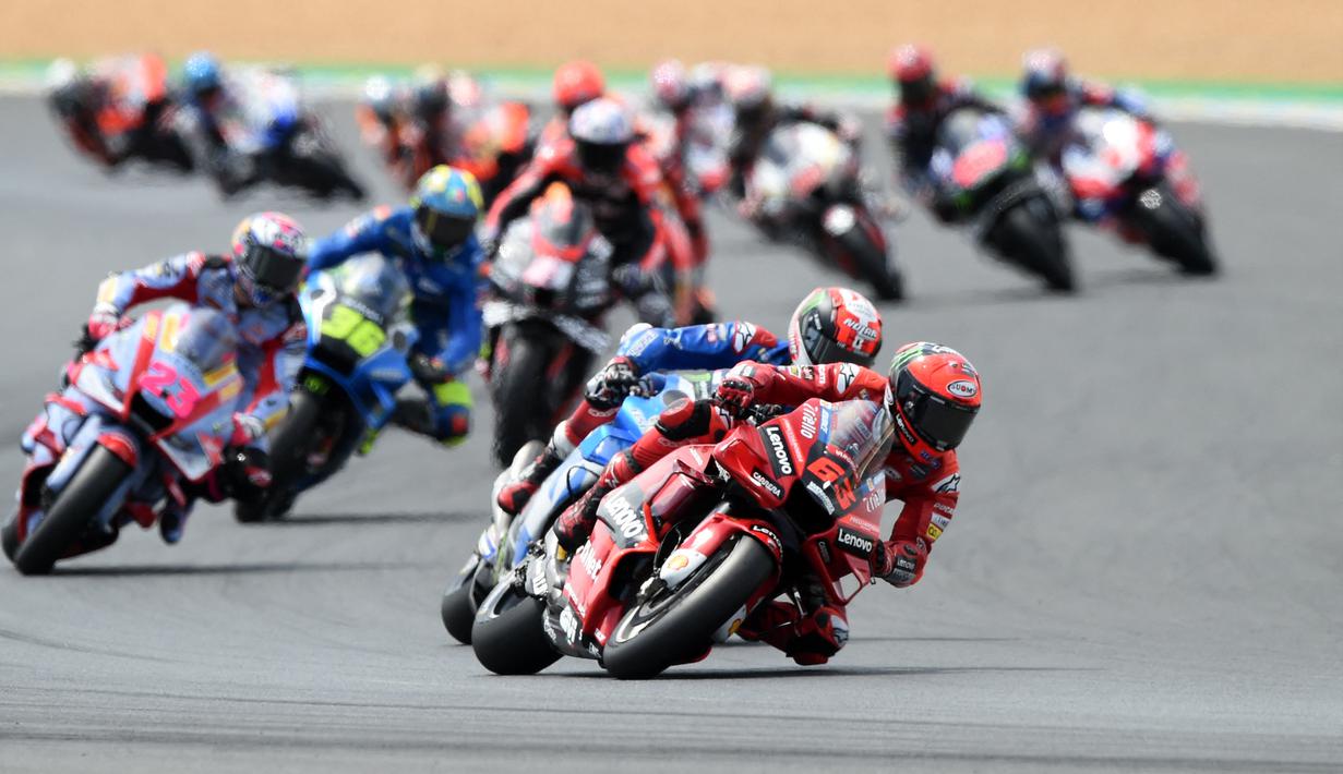 Pembalap memulai MotoGP Prancis 2022 di Sirkuit Bugatti, Le Mans, Prancis, 15 Mei 2022. Pembalap Gresini Racing Enea Bastianini berhasil menang dramatis di MotoGP Prancis 2022. (JEAN-FRANCOIS MONIER/AFP)