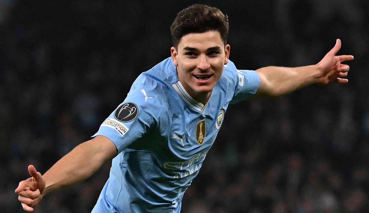 Pemain Manchester City, Julian Alvarez melakukan selebrasi setelah mencetak gol kedua timnya ke gawang FC Copenhagen pada laga leg kedua 16 besar Liga Champions 2023/2024 di Stadion Etihad, Manchester, Inggris, Kamis (07/03/2024). (AFP/Paul Ellis)