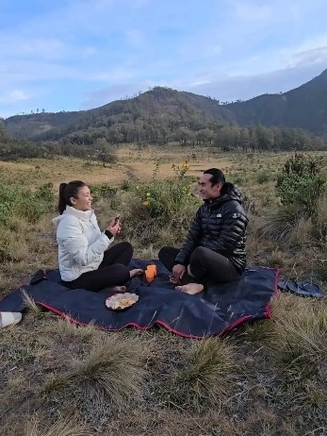 7 Potret Angela Gilsha dan Kekasih Jelajahi Alam Bareng, Didoakan Sampai Pelaminan