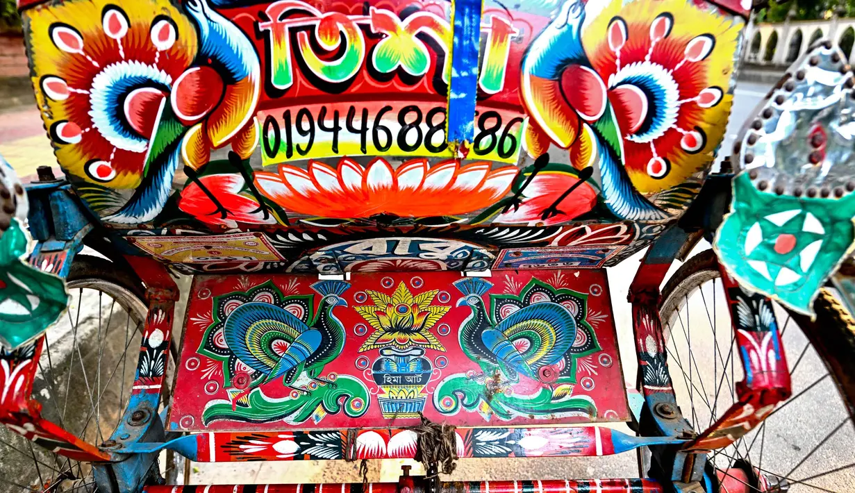 Sebuah becak sepeda yang dihiasi dengan karya seni yang berwarna-warni di Dhaka. (Munir UZ ZAMAN/AFP)