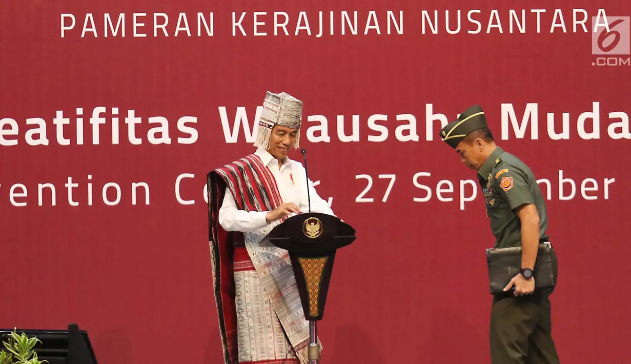 Presiden Joko Widodo bersiap membuka pameran Kriyanusa Dewan Kerajinan Nasional 2017, di JCC, Jakarta, Rabu (27/9). Pameran Kriyanusa 2017 digelar mulai 27 September hingga 1 Oktober. (Liputan6.com/Angga Yuniar)