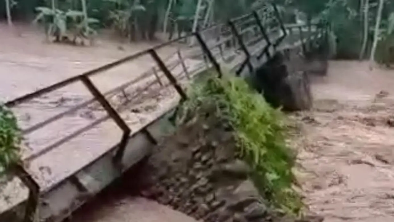 Jembatan yang menghubungkan dua dusun yaitu Dusun  Jambewangi dan Dusun Sumberadai rusak akibat  diterjang banjir. (Istimewa)