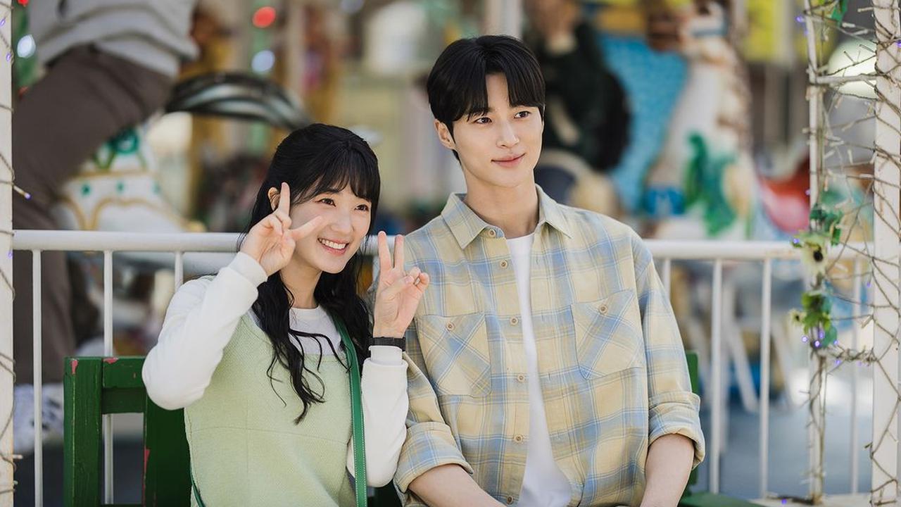 Kim Hye Yoon dan Byeon Woo Seok dalam drakor Lovely Runner. (tvN via Soompi)