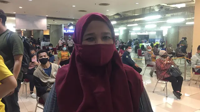 Salah satu pedagang Pasar Tanah Abang yang mendapat vaksin Covid-19