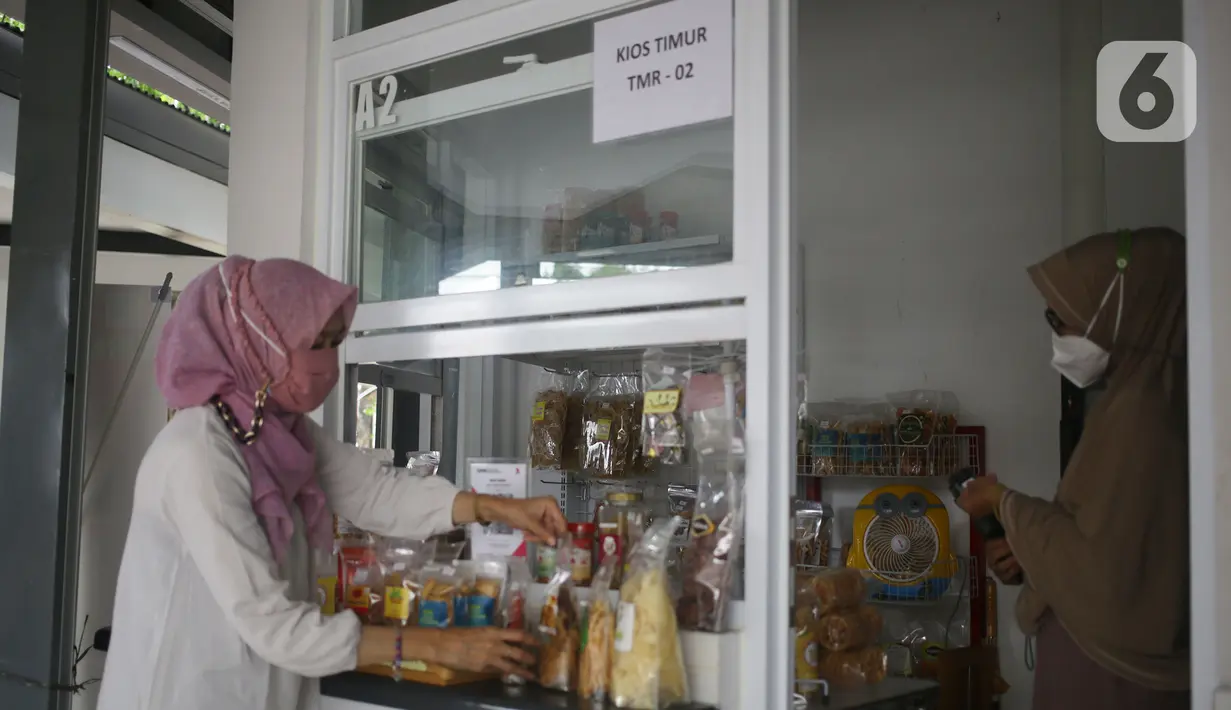 Seorang pelaku usaha mikro, kecil, dan menengah (UMKM) menata dagangan di kiosnya di kawasan terpadu Stasiun Tebet, Jakarta, Sabtu (6/11/2021). Dinas PPKUKM Provinsi DKI Jakarta menyediakan 72 kios untuk UMKM yang telah bergabung menjadi anggota Jakpreneur.  (Liputan6.com/Herman Zakharia)
