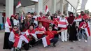 Sekelompok suporter Indonesia berfoto di luar stadion sebelum dimulainya laga kedua Grup D Piala Asia 2023 antara Timnas Indonesia menghadapi Vietnam di Abdullah Bin Khalifa Stadium, Doha, Qatar, Jumat (19/1/2024). (AFP/Karim Jaafar)