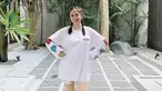 Tampil casual dengan kaus lengan panjang berwarna putih, Momo Geisha memilih untuk membuat dua kepang pada rambutnya. Gaya santai ibu dua anak ini pun berhasil curi perhatian netizen. (Liputan6.com/IG/@therealmomogeisha)