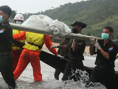 Tim penyelamat mengevakuasi jasad korban kecelakaan pesawat militer yang jatuh ke laut Andaman, di pantai Launglon, Myanmar, Kamis (8/6). Pesawat Shaanxi Y8 buatan China itu membawa 122 orang termasuk 15 anak-anak. (AP Photo/Esther Htusan)