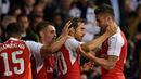 Pemain Arsenal, Mathieu Flamini, disambut rekannya  setelah mencetak gol ke gawang Tottenham Hotspur dalam laga putaran ketiga Piala Liga Inggris di Stadion White Hart Lane, Inggris, Kamis (24/9/2015) dini hari WIB. (Reuters/Toby Melville)