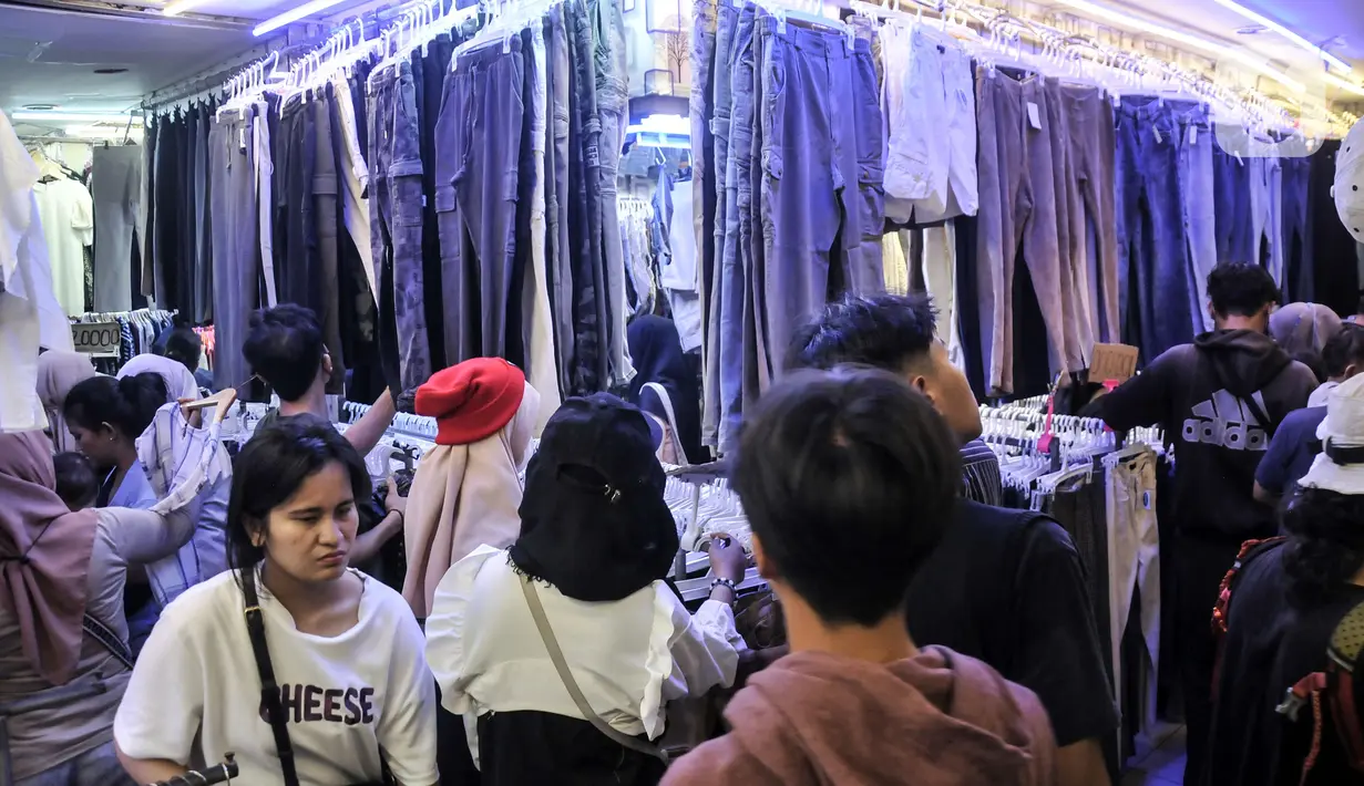 Adapun yang dijual di tempat ini di antaranya baju bekas, celana bekas, hingga sepatu bekas. (merdeka.com/Iqbal S. Nugroho)