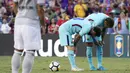 Bintang Barcelona, Lionel Messi, bersama Neymar berdiskusi sebelum tendangan bebas saat melawan Manchester United pada laga ICC di Stadion FedEx Field, Maryland, Rabu (26/7/2017). Barcelona menang 1-0 atas Manchester United. (EPA/Shawn Thew)